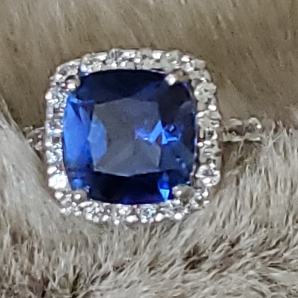 Beautiful 10K White Solid Gold Sapphire Ring - Picture 5 of 11